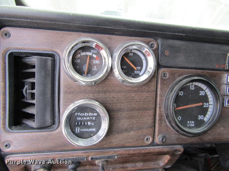 image for item DE6683 1995 Freightliner FLD112 semi truck