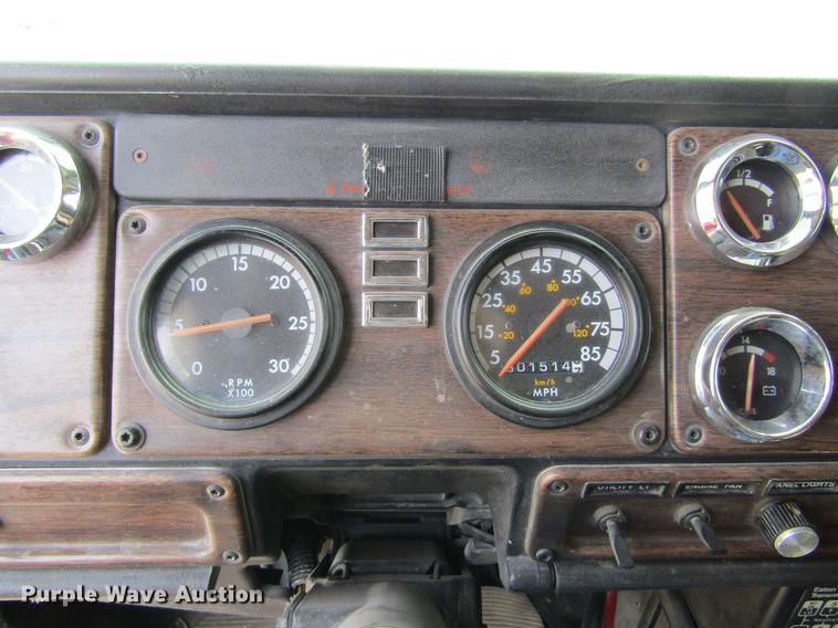 image for item DE6683 1995 Freightliner FLD112 semi truck