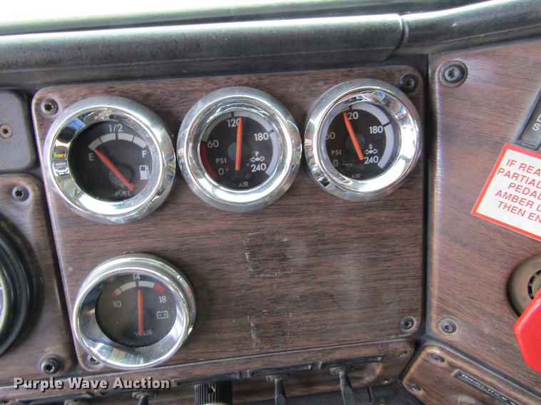 image for item DE6683 1995 Freightliner FLD112 semi truck