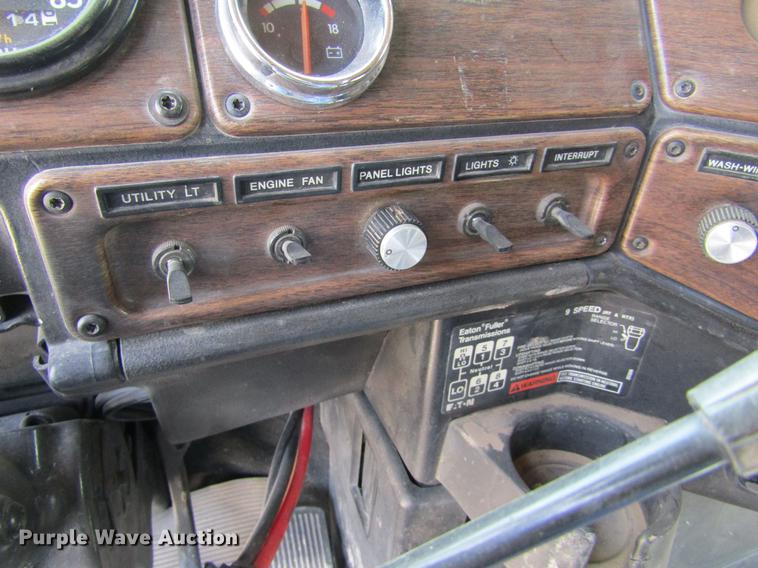 image for item DE6683 1995 Freightliner FLD112 semi truck