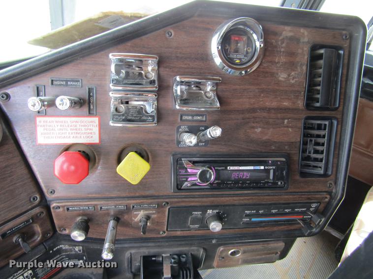 image for item DE6683 1995 Freightliner FLD112 semi truck