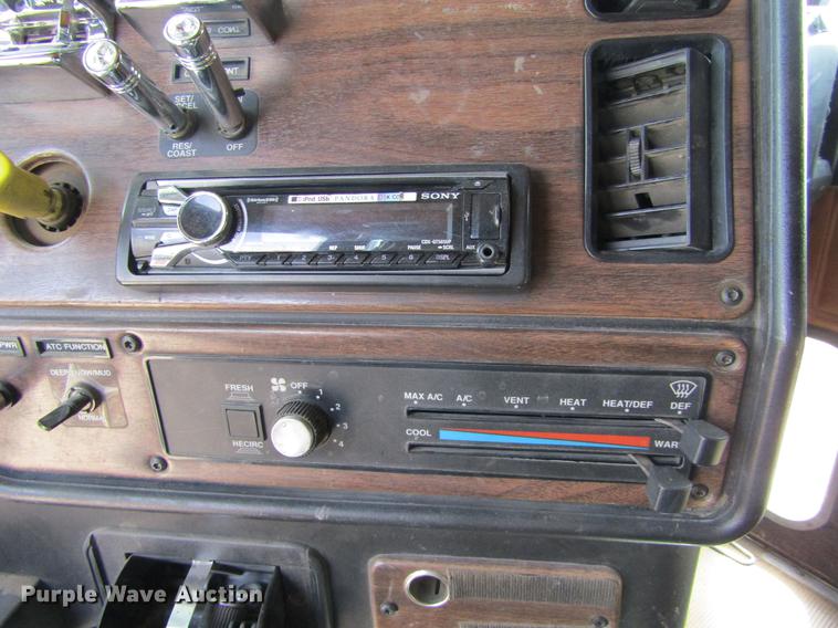 image for item DE6683 1995 Freightliner FLD112 semi truck