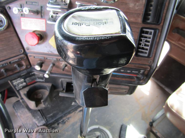 image for item DE6683 1995 Freightliner FLD112 semi truck