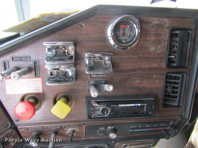 image for item DE6683 1995 Freightliner FLD112 semi truck