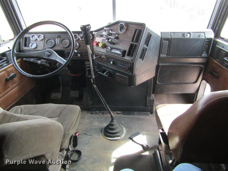 image for item DE6683 1995 Freightliner FLD112 semi truck