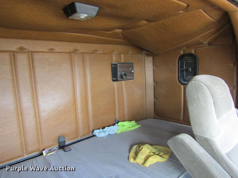 image for item DE6683 1995 Freightliner FLD112 semi truck