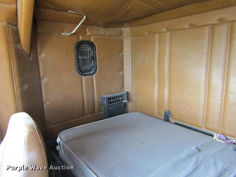 image for item DE6683 1995 Freightliner FLD112 semi truck