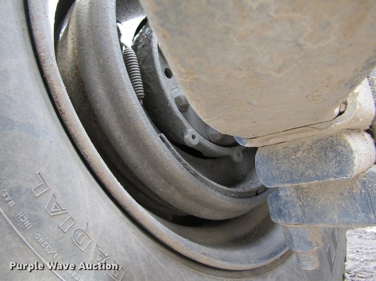 image for item DE6683 1995 Freightliner FLD112 semi truck