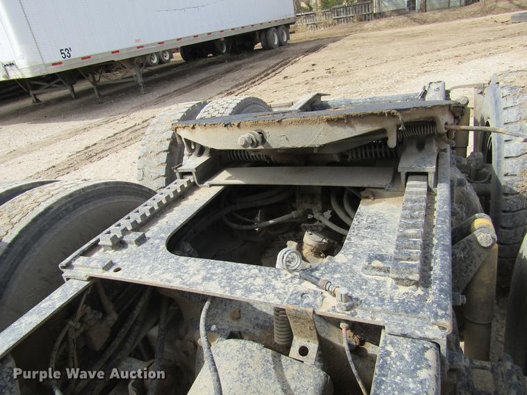 image for item DE6683 1995 Freightliner FLD112 semi truck