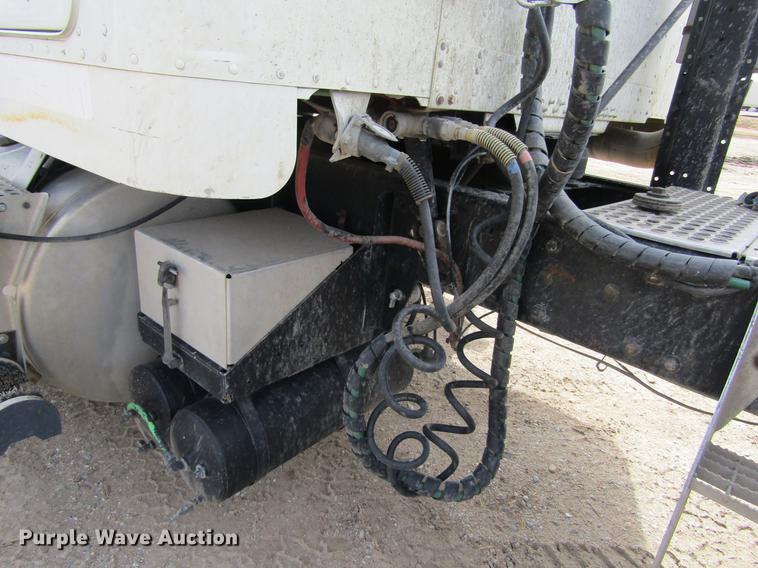 image for item DE6683 1995 Freightliner FLD112 semi truck