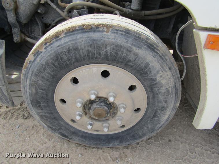 image for item DE6683 1995 Freightliner FLD112 semi truck