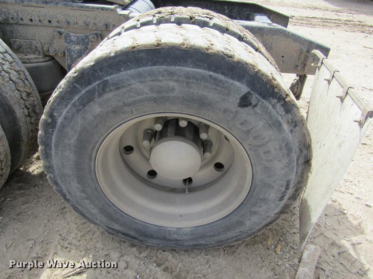 image for item DE6683 1995 Freightliner FLD112 semi truck