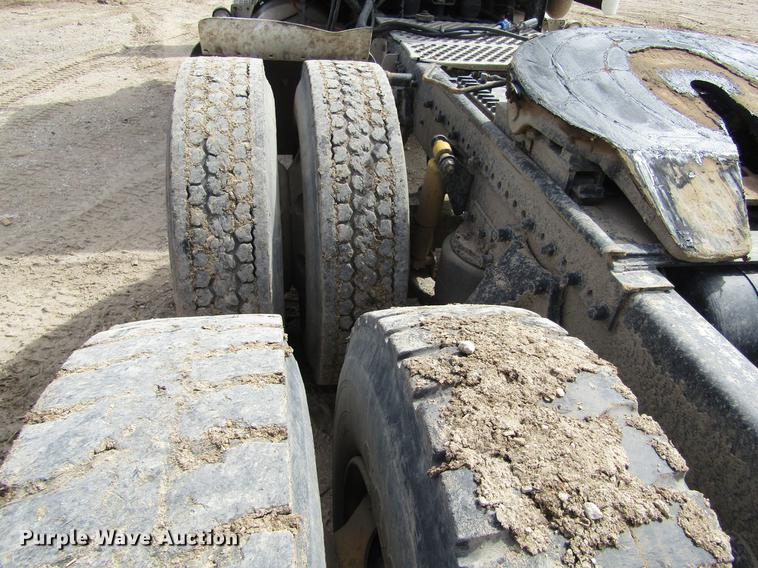 image for item DE6683 1995 Freightliner FLD112 semi truck