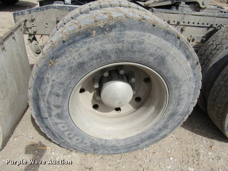 image for item DE6683 1995 Freightliner FLD112 semi truck