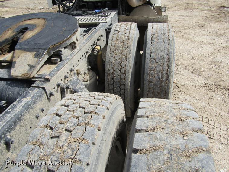 image for item DE6683 1995 Freightliner FLD112 semi truck