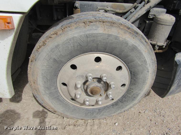 image for item DE6683 1995 Freightliner FLD112 semi truck