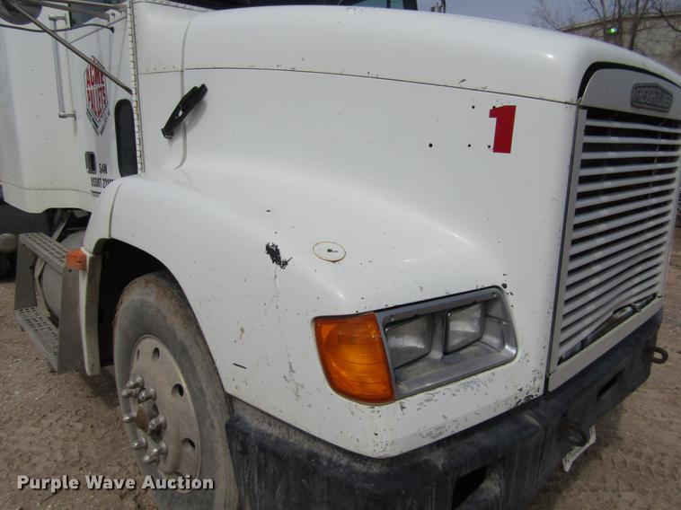 image for item DE6683 1995 Freightliner FLD112 semi truck