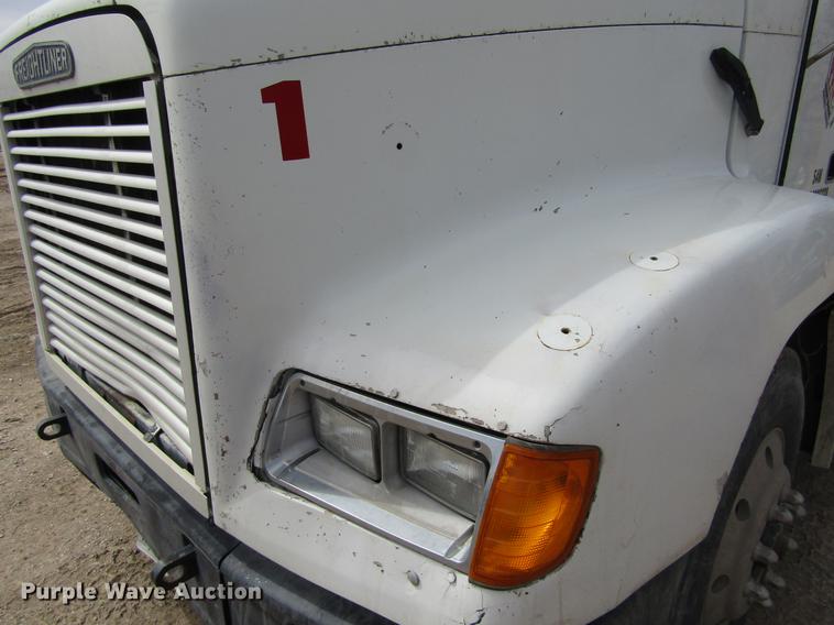 image for item DE6683 1995 Freightliner FLD112 semi truck