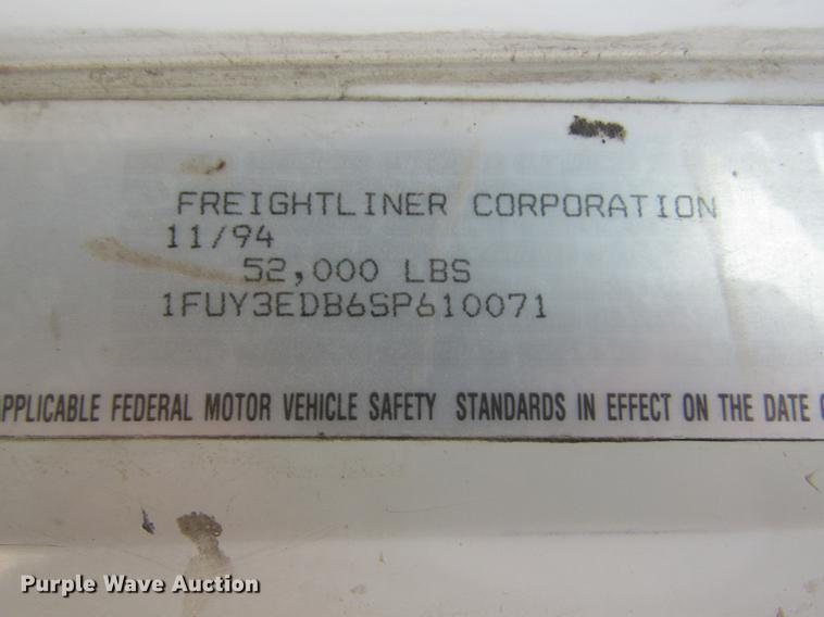 image for item DE6683 1995 Freightliner FLD112 semi truck