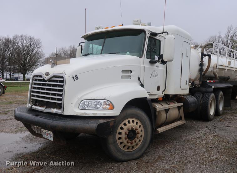 image for item DF3624 2001 Mack CX613 semi truck