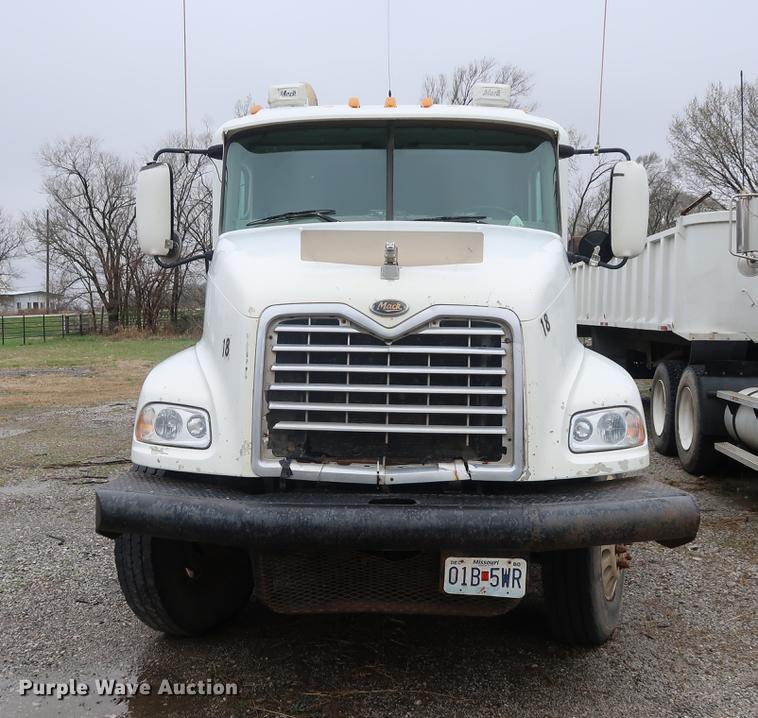 image for item DF3624 2001 Mack CX613 semi truck