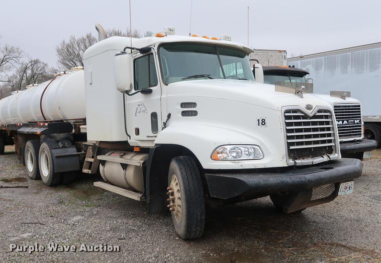 image for item DF3624 2001 Mack CX613 semi truck