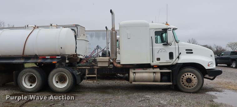 image for item DF3624 2001 Mack CX613 semi truck