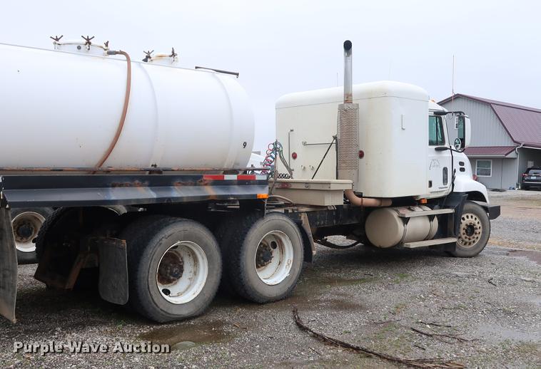 image for item DF3624 2001 Mack CX613 semi truck