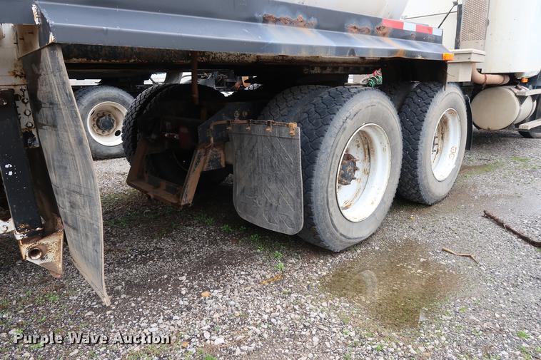 image for item DF3624 2001 Mack CX613 semi truck