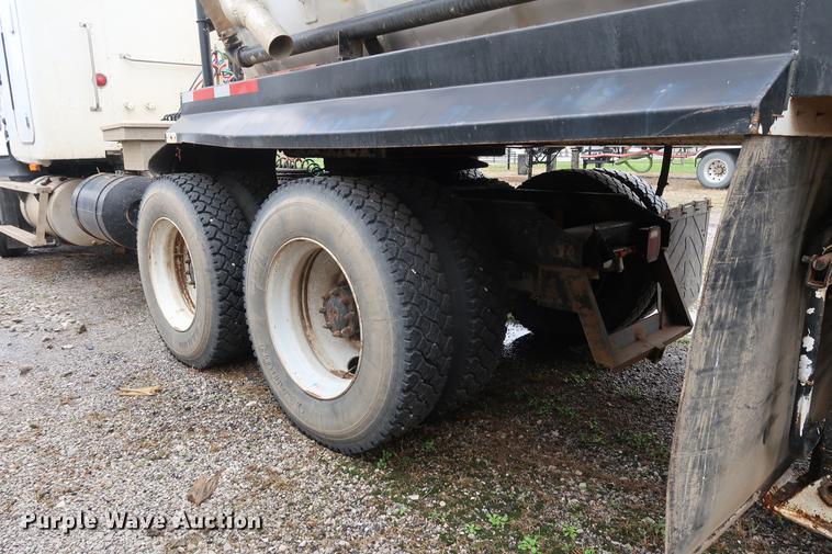 image for item DF3624 2001 Mack CX613 semi truck