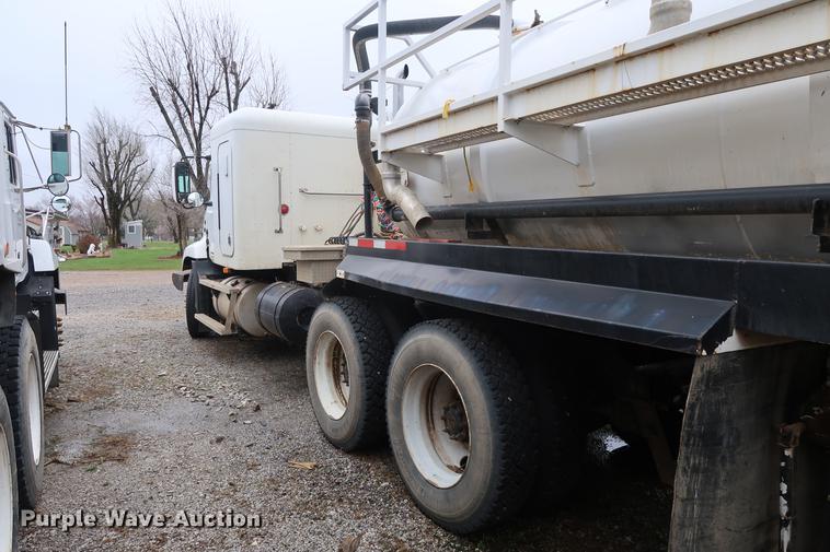 image for item DF3624 2001 Mack CX613 semi truck