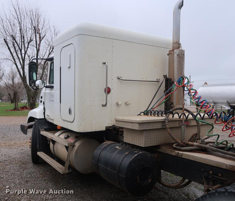 image for item DF3624 2001 Mack CX613 semi truck