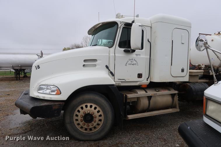 image for item DF3624 2001 Mack CX613 semi truck