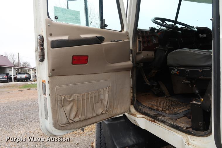 image for item DF3624 2001 Mack CX613 semi truck