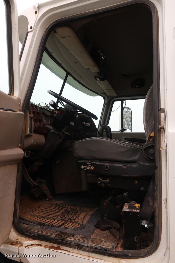 image for item DF3624 2001 Mack CX613 semi truck