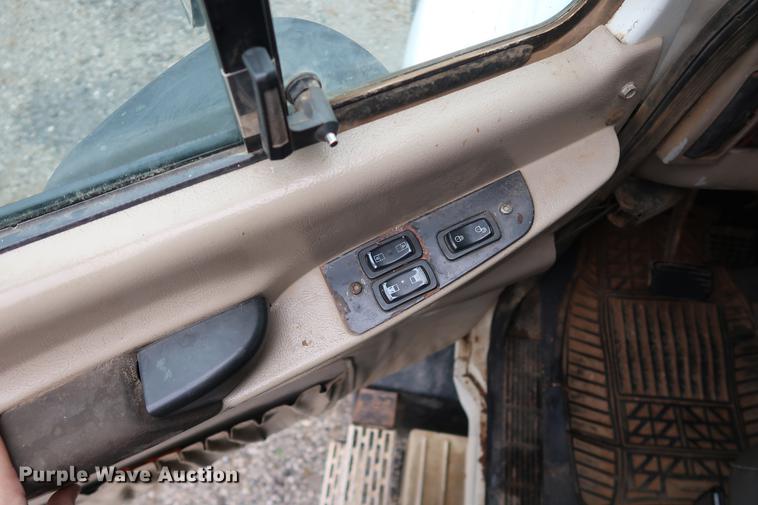 image for item DF3624 2001 Mack CX613 semi truck