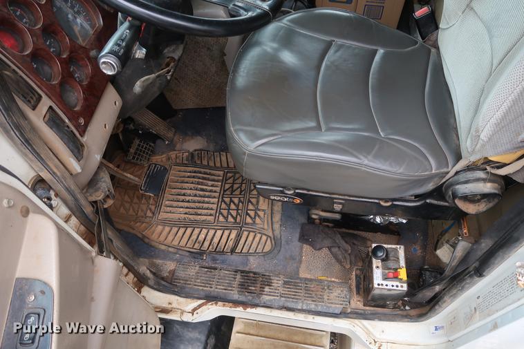 image for item DF3624 2001 Mack CX613 semi truck