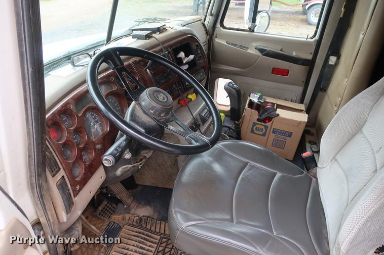 image for item DF3624 2001 Mack CX613 semi truck