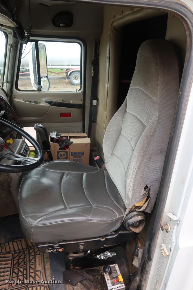 image for item DF3624 2001 Mack CX613 semi truck