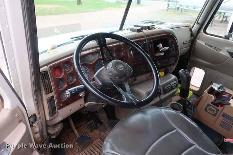 image for item DF3624 2001 Mack CX613 semi truck