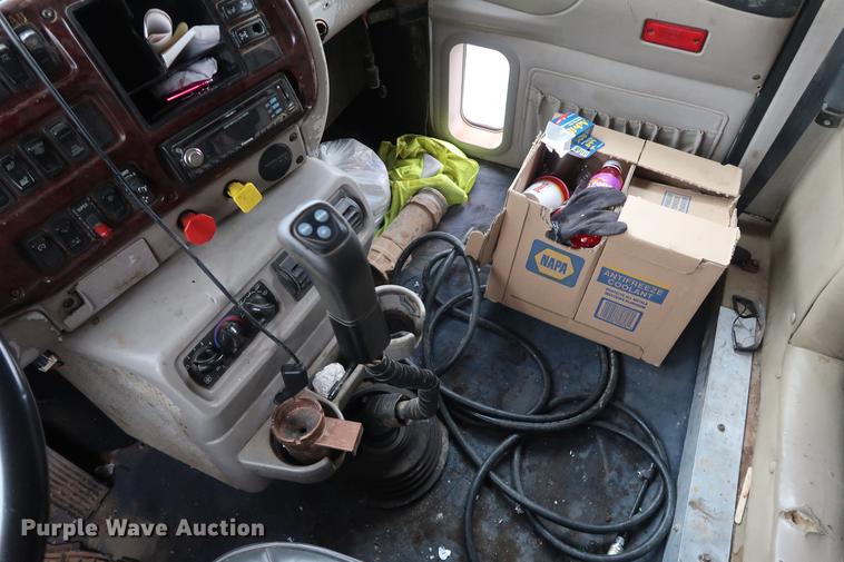 image for item DF3624 2001 Mack CX613 semi truck