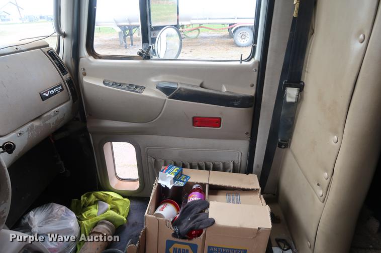 image for item DF3624 2001 Mack CX613 semi truck