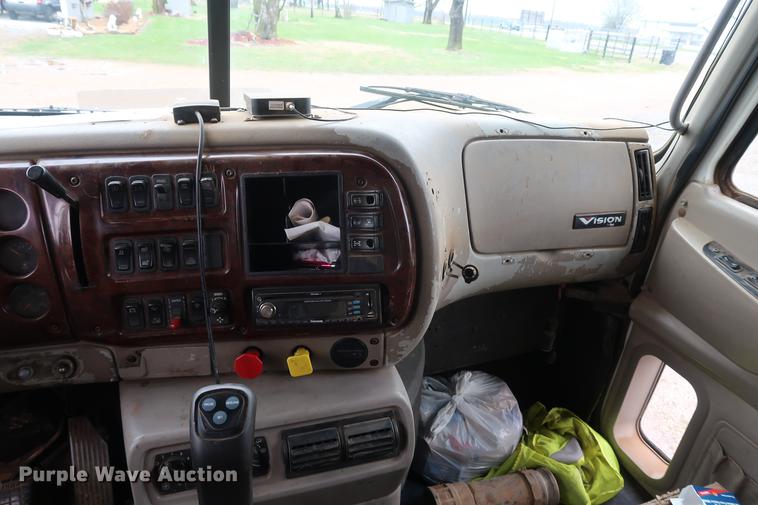 image for item DF3624 2001 Mack CX613 semi truck