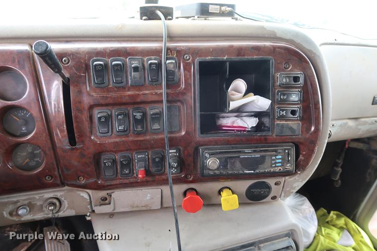 image for item DF3624 2001 Mack CX613 semi truck