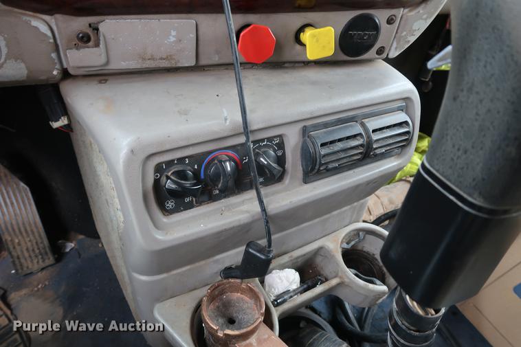 image for item DF3624 2001 Mack CX613 semi truck