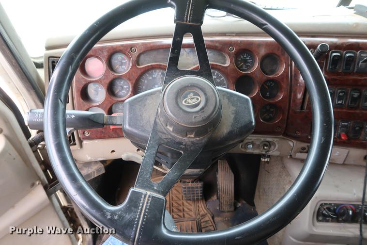 image for item DF3624 2001 Mack CX613 semi truck