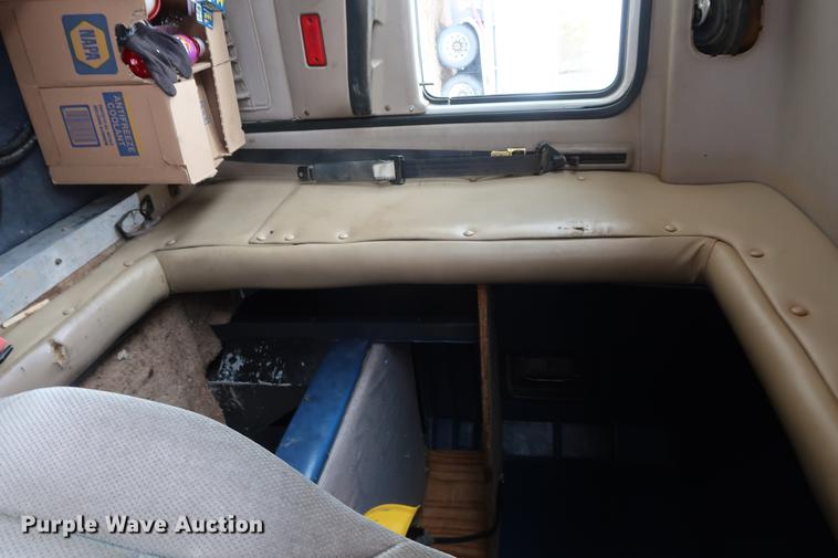 image for item DF3624 2001 Mack CX613 semi truck