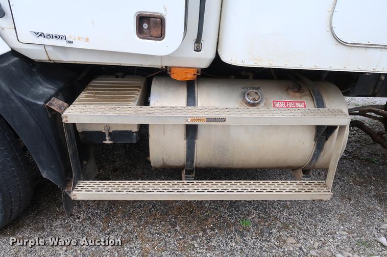 image for item DF3624 2001 Mack CX613 semi truck