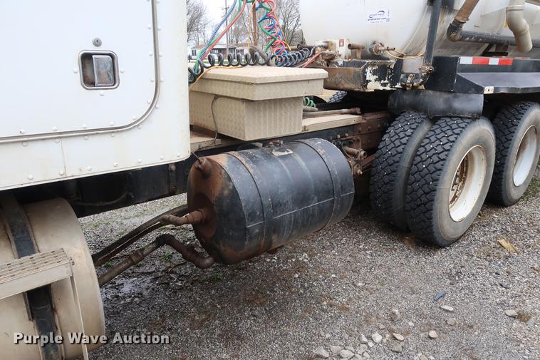 image for item DF3624 2001 Mack CX613 semi truck