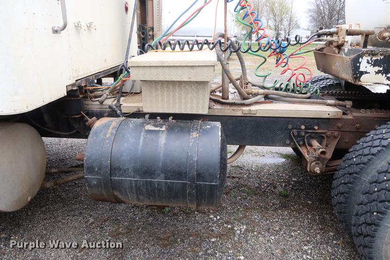 image for item DF3624 2001 Mack CX613 semi truck